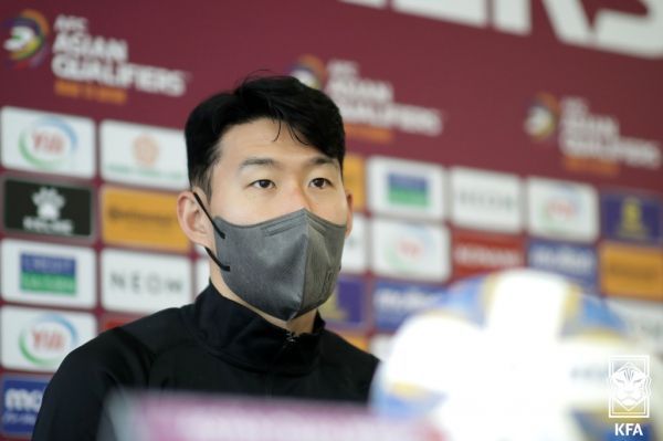表演对手戏的时候，即使见不到对方的脸，他该给的情绪、该给的眼泪照给，我挺佩服他的